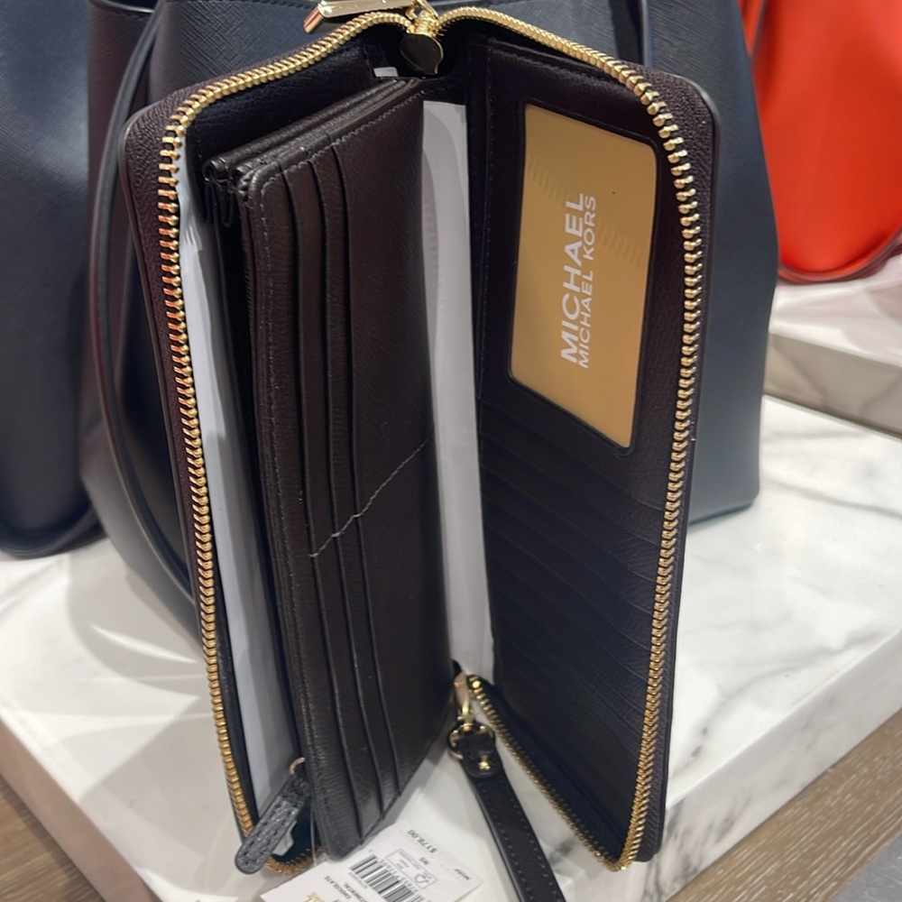 Michael Kors JST Lg Leather Continental Wallet Wristlet Phone Holder C
Chocolate - Picture 12 of 16
